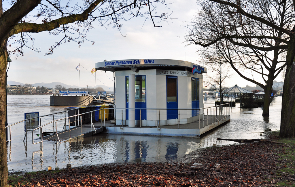 Ticketschalter nur schwimmend zu erreichen. Hochwasser an der Schiffsanlegestelle (Alter Zoll)  in Bonn - 10.01.2011