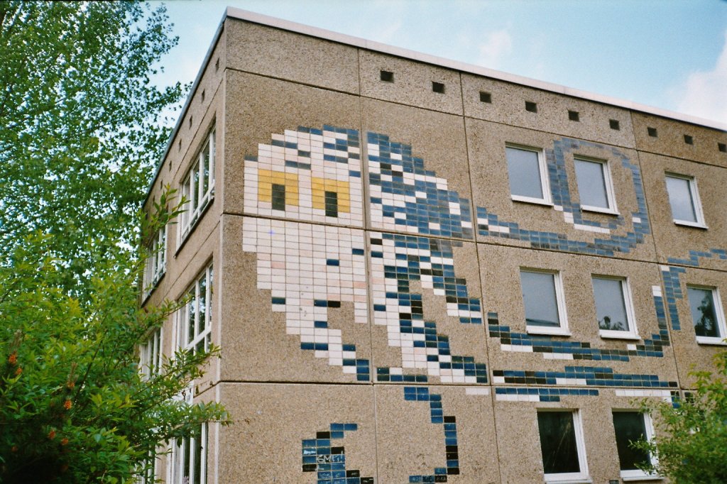 Tintenfisch(DDR-Verzierung)an einer Kita (2008 abgerissen), Rostock- Schmarl, Kolumbusring