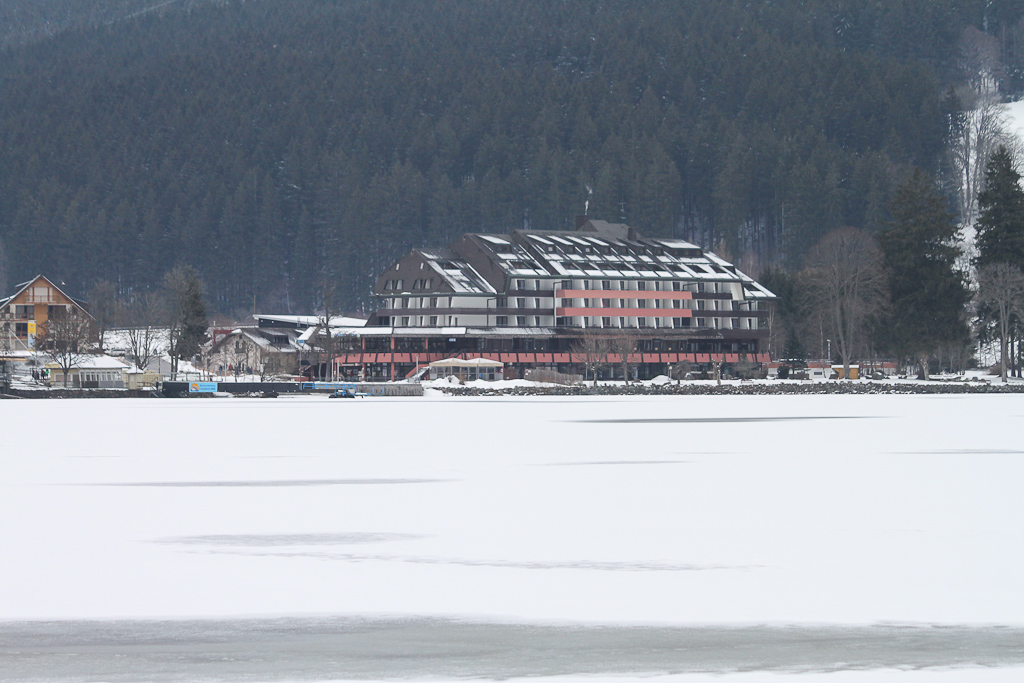 Titisee am 17.03.2013 um 14:14h, ein leicht nebliger Tag. Das Bild zeigt den noch eingefrorenen See, im Hintergrund das MARITIM Hotel.

Weitere Info´s ber den Titisee gibt es hier > http://www.titisee.com/

