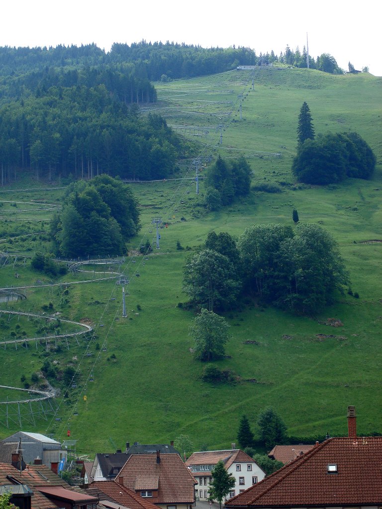 Todtnau, Blick auf das 1156m hohe Hasenhorn mit dem Doppelsessellift und der Allwetterrodelbahn, beim Bau 2004 mit 2,9Km die lngste in Deutschland, Juni 2010  