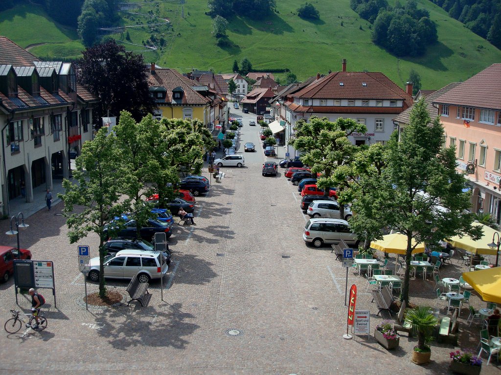 Todtnau, Blick auf den Marktplatz des bekannten Ferienortes im Schwarzwald, Juni 2010