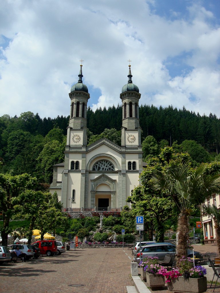 Todtnau im Schwarzwald,
die katholische Pfarrkirche  St.Johannes der Tufer  entstand nach dem Grobrand der Stadt 1876,
Juli 2010