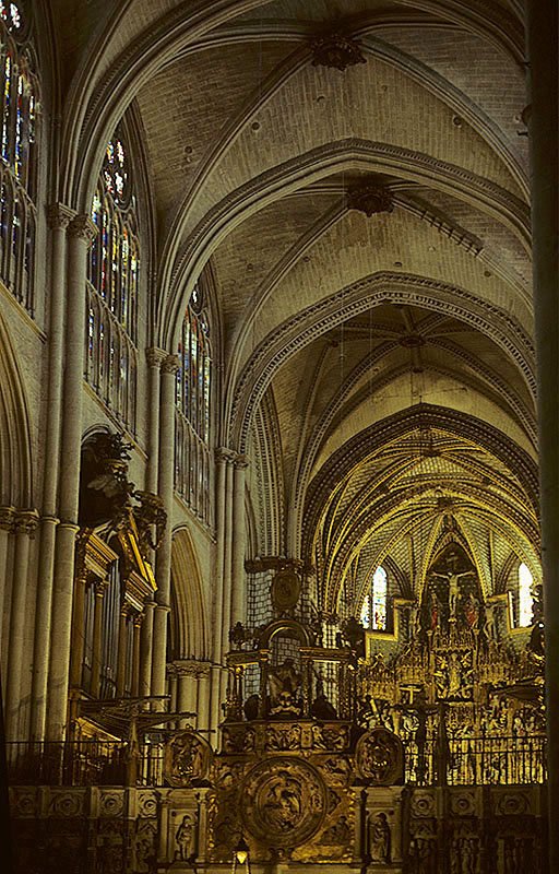 Toledo, Catedral Santa Mara. Nach Sevilla die zweitgrsste Kathedrale in Spanien. Mittelschiff nach Osten. 1226-1493, 5-schiffig, innen hauptschlich gotisch. Lettner (Renaissance) versperrt Sicht zum Altar/Chor. Aufnahme von Juni 1993, HQ-Scan ab Dia.