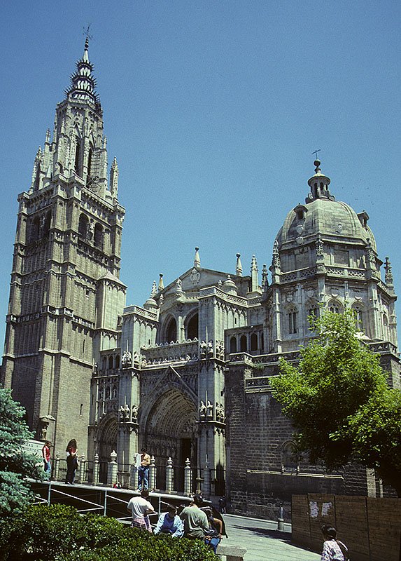 Toledo, Catedral Santa Mara, Westfassade. 1226-1493 (Gotik ber Renaissance bis Barock). Aufnahme von Juni 1993, HQ-Scan ab Dia.