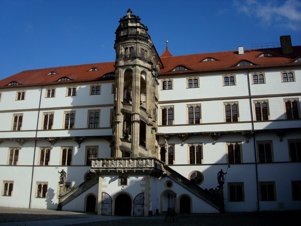 Torgau an der Elbe,
das Schlo Hartenfels ist das grte, vollstndig erhaltene Schlo der Frhrenaissance in Deutschland, herausragend der Wendelstein, eine 20m hohe freitragende Wendeltreppe aus Elbsandstein im Innenhof, 
erbaut 1533-35,
Juni 2010  