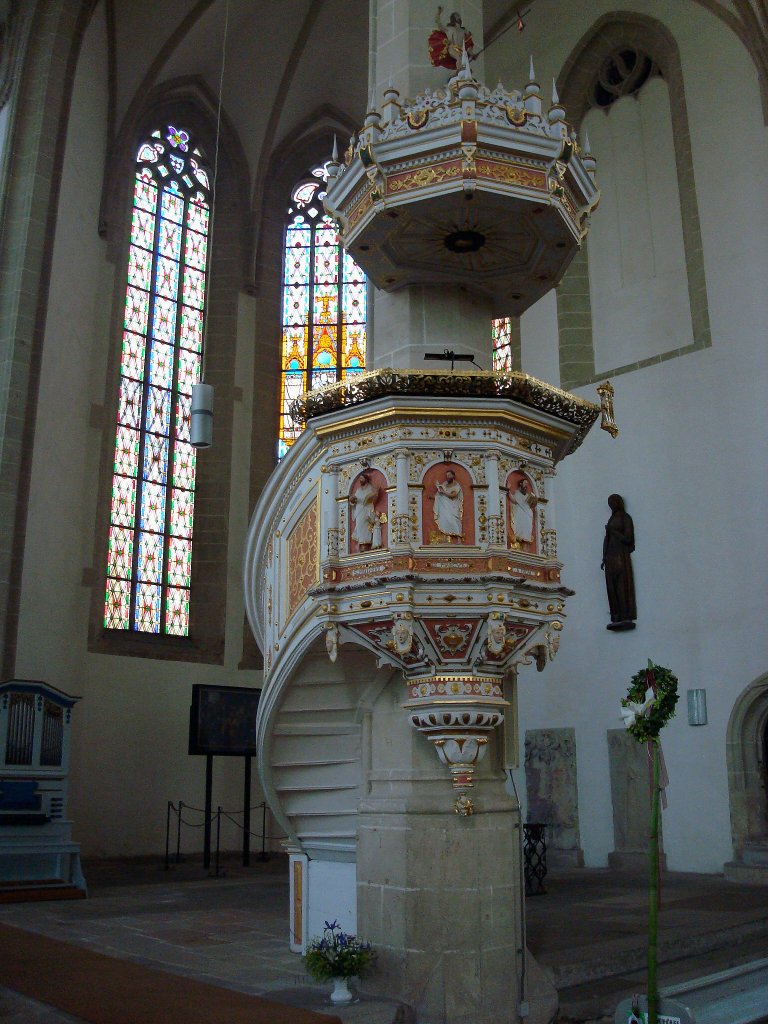 Torgau an der Elbe,
die Kirchenkanzel mit Evangelisten von 1582 steht in der Stadtkirche St.Marien,
Juni 2010