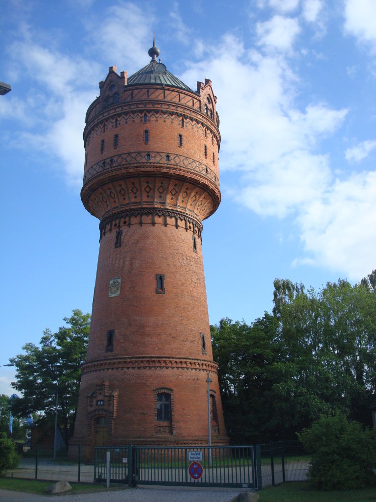 Torgau an der Elbe,
Wasserturm von 1903 in feinster Backsteinarchitektur,
Juni 2010