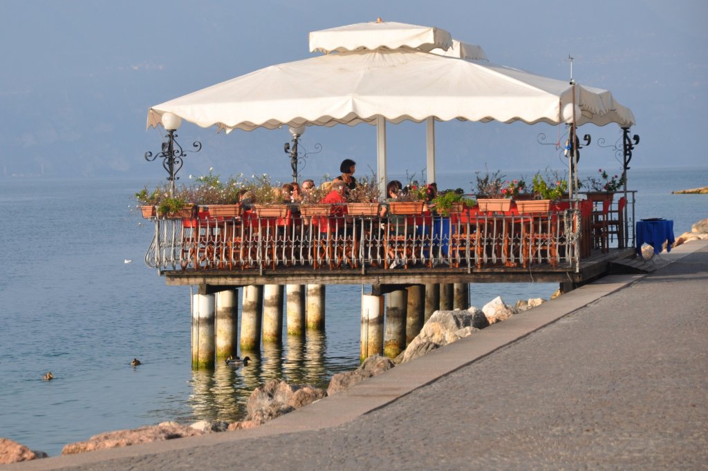 TORRI DEL BENACO (Provincia di Verona), 29.09.2011, exponiert gelegenes Restaurant am See nahe des Hafens