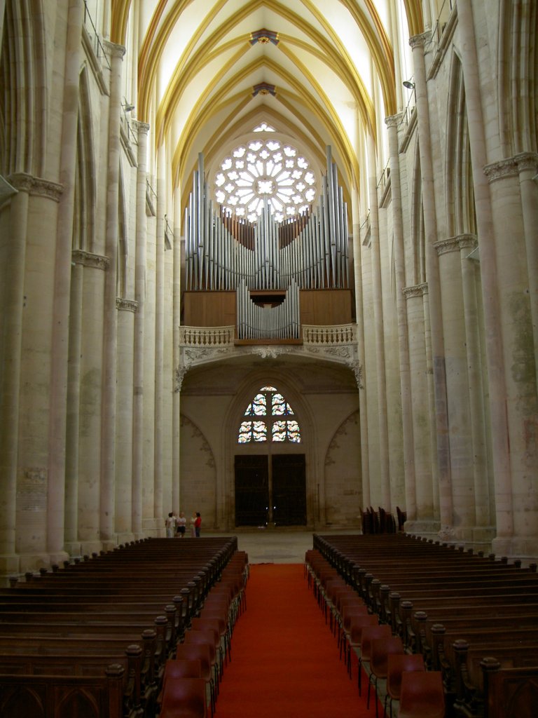 Toul, Kathedrale St. Etienne, Langschiff mit Blick auf die Orgel 
(29.06.2008)
