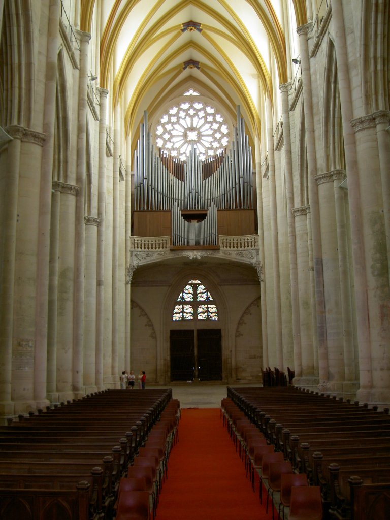 Toul, Kathedrale St. Etienne, Langschiff mit Blick auf die Orgel 
(29.06.2008)