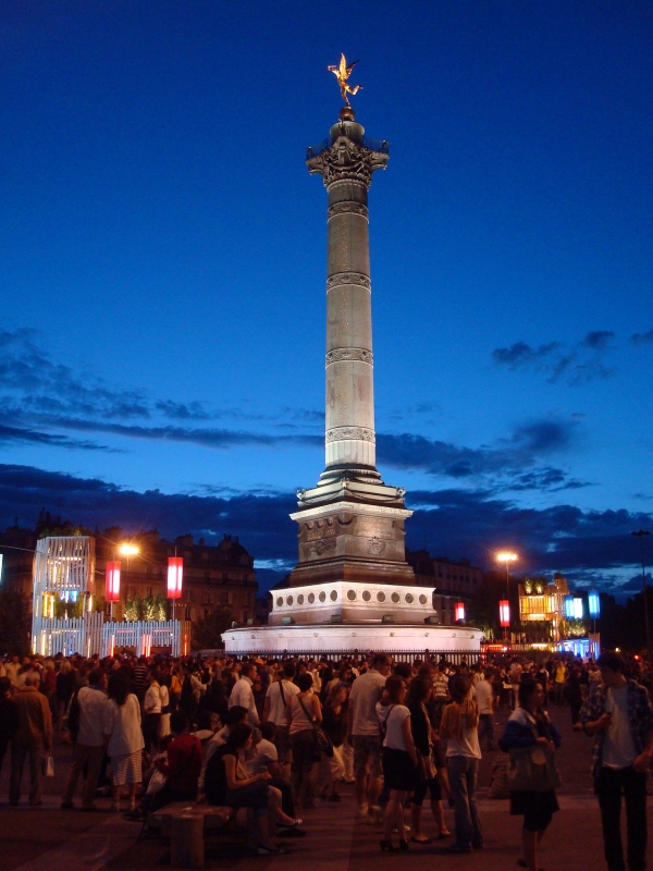 Traditionelle Party am Vorabend des franzsischen Nationalfeiertages an der (fr den Autoverkehr gesperrten) Pariser Place Bastille. 13.7.2009