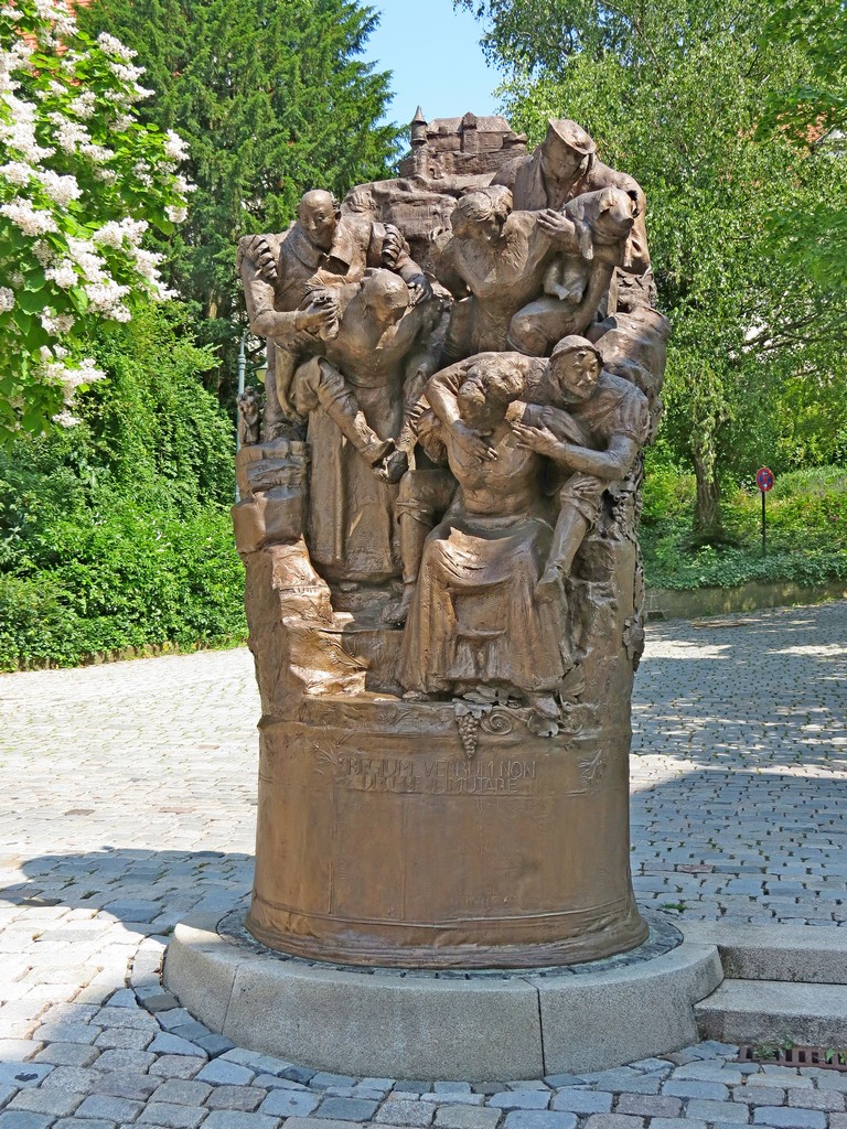 Treiweiber-Denkmal vor dem Rathaus Weinsberg bei Heilbronn am 14.7.2013