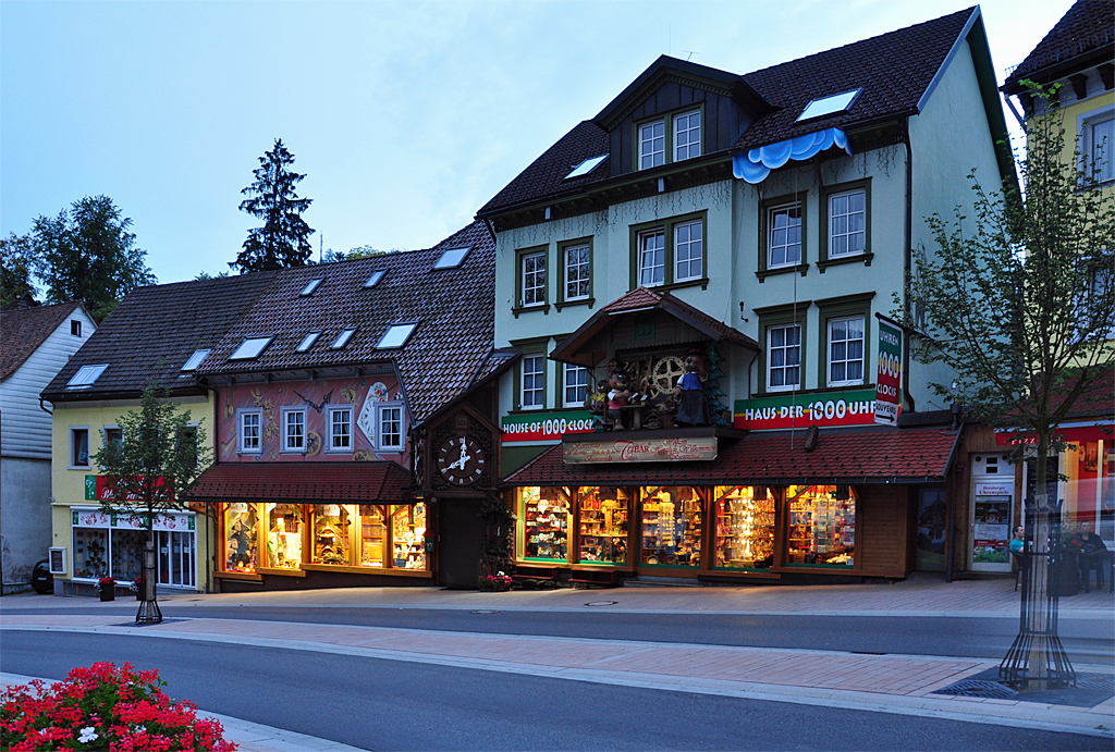 Triberg im Schwarzwald, Geschfte in der Dmmerung - 03.09.2011