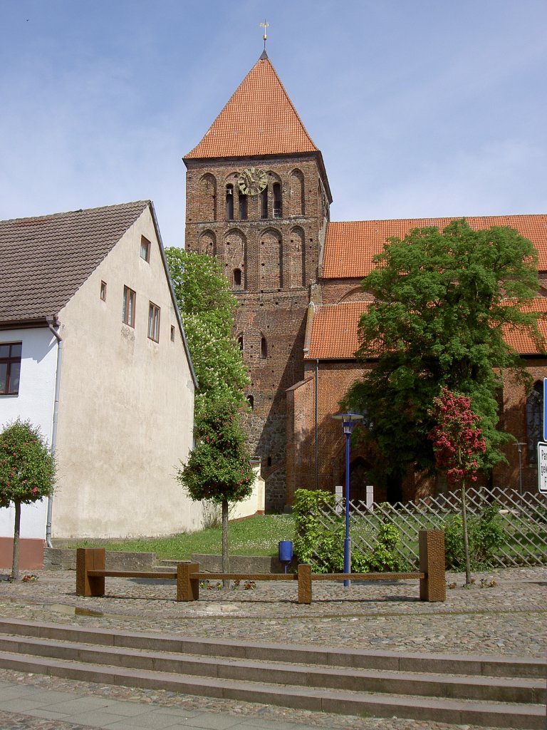 Tribsees, St. Thomas Kirche, Turm erbaut im 13. Jahrhundert, Langhaus erbaut im 15. Jahrhundert, neugotischer Umbau von 1861 bis 1869 (22.05.2012)