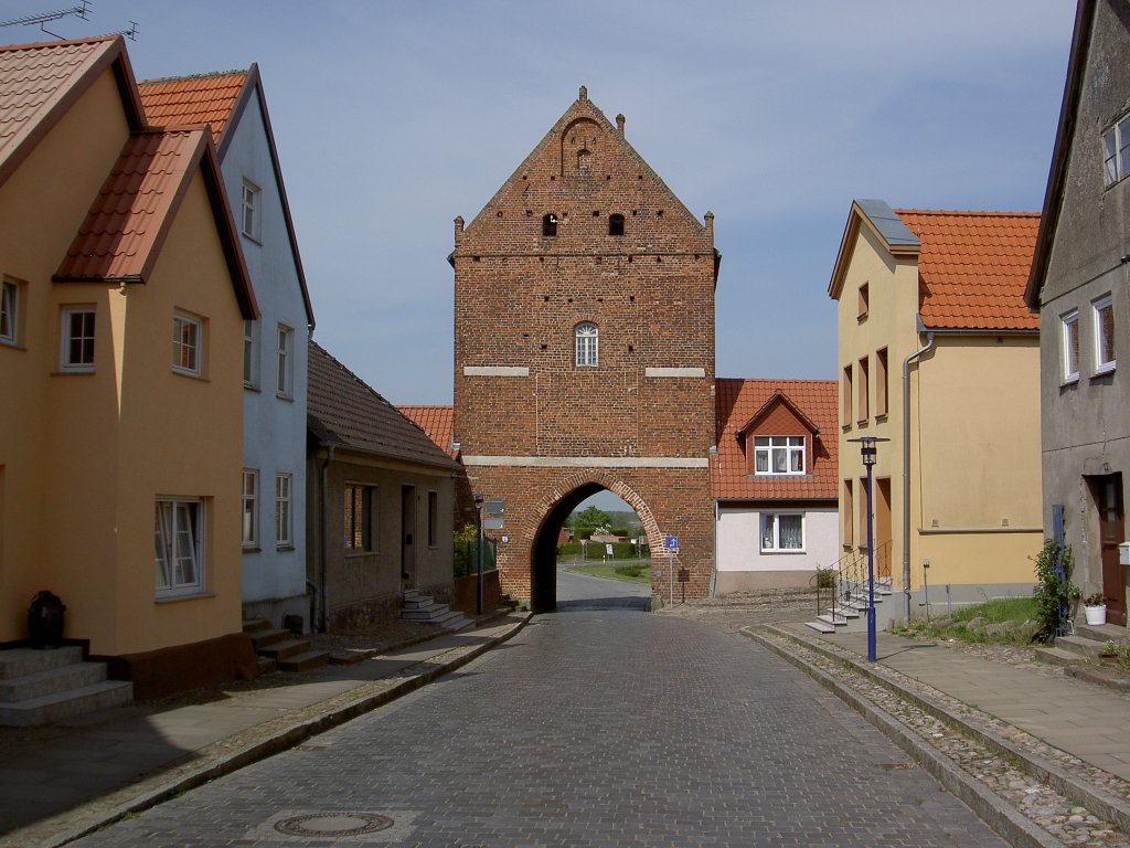 Tribsees, Stralsunder Tor oder Mhlentor, gotisches dreigeschossiges Backsteintor, 
erbaut im 13. Jahrhundert (22.05.2012)