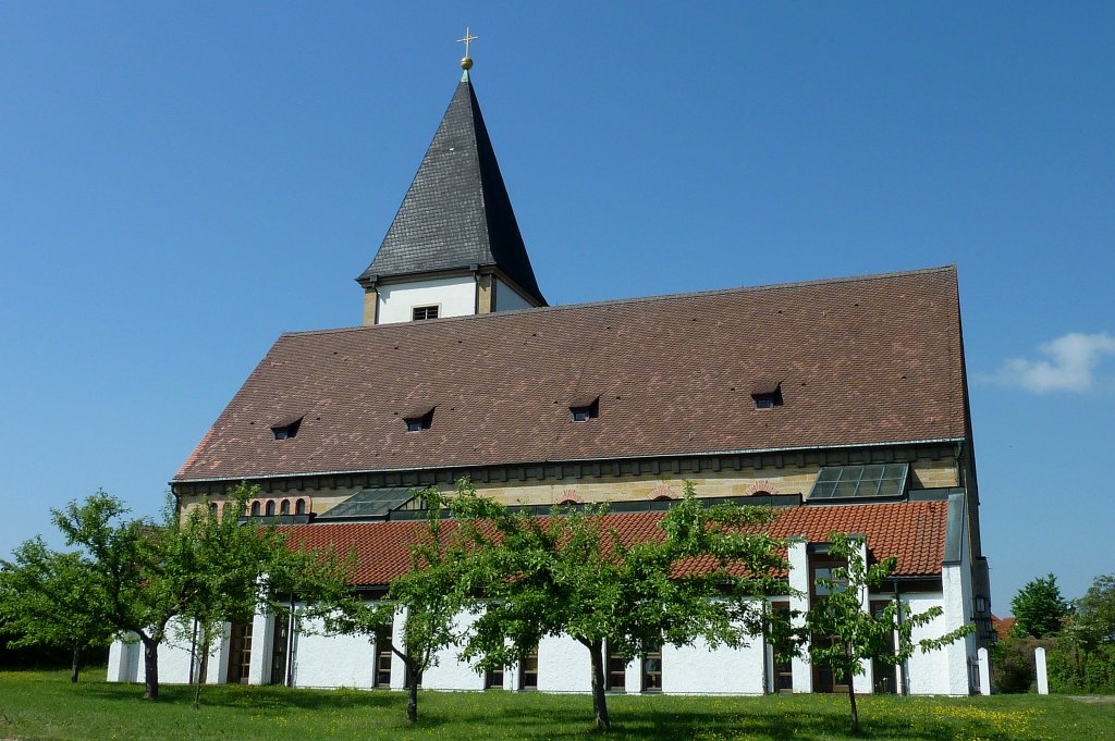 Trockau, die Autobahnkirche St.Thomas von Aquin an der A 9, Mai 2012