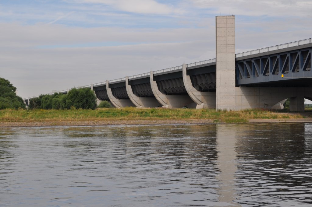 Trogbrcke des Mittellandkanals ber die Elbe bei Magdeburg am 26.07.2010