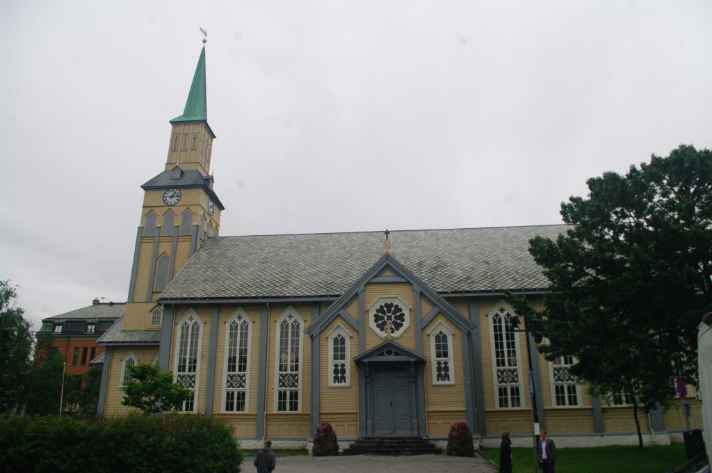 Tromso, Domkirke, grte neugotische Holzkirche in Norwegen, erbaut 1861 von Architekt Christian Heinrich Grosch (02.07.2013)