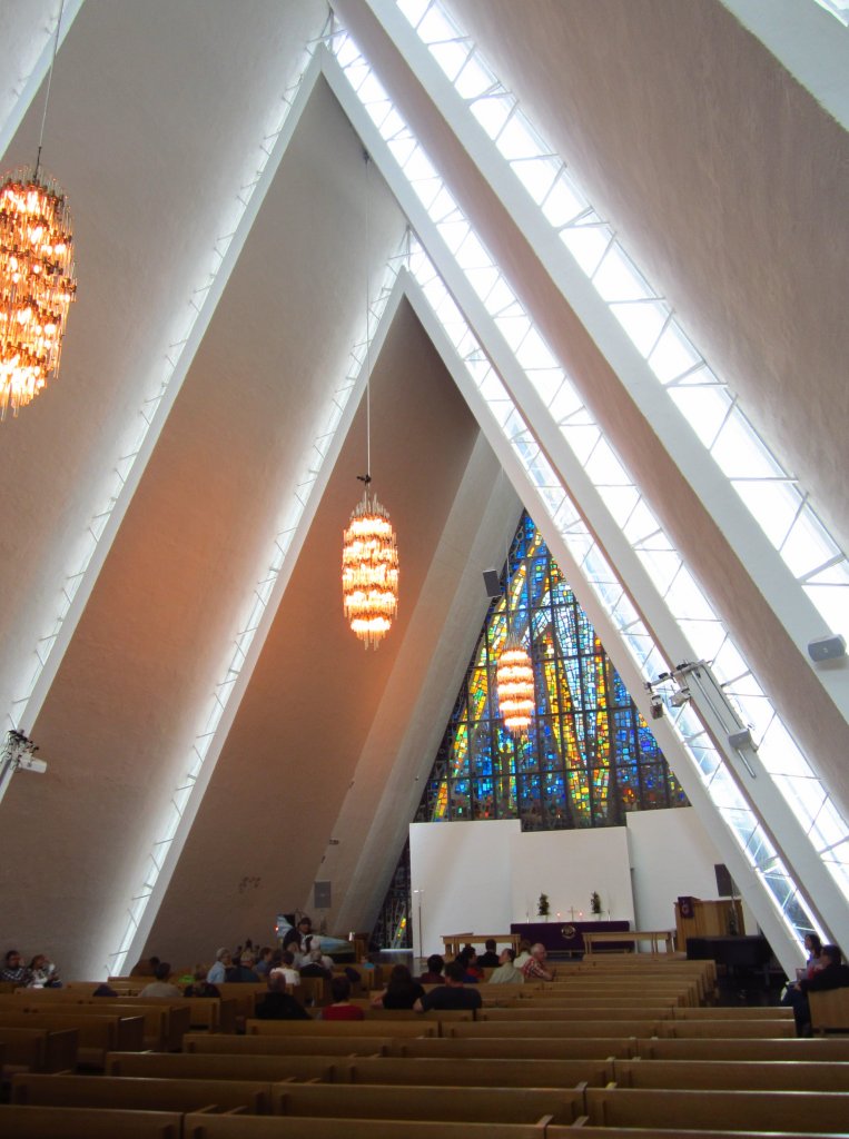 Tromso, Tromsdalen Kirke, Eismeerkathedrale, Architekt Jan Inge Hovig, Glasgemlde 
von Victor Sparre von 1972 (02.07.2013)