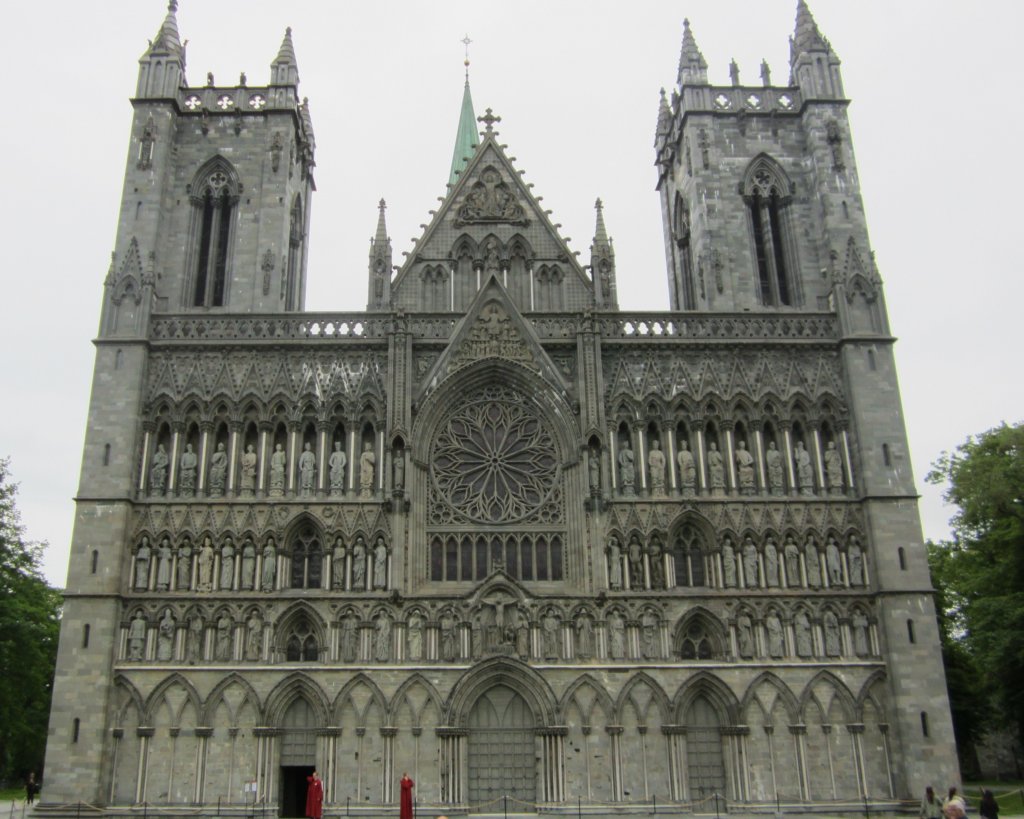 Trondheim, Nidaroskathedrale, Dom, Chor erbaut im spten 12. Jahrhundert, Westfront 
von 1248, Fertigstellung 1320, Begrbnissttte von 10 norwegischen Knigen, grtes 
mittelalterliches Bauwerk Norwegens (27.06.2013)