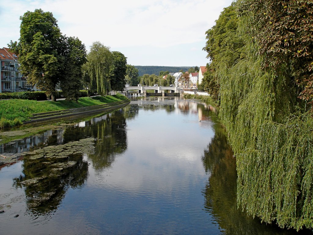 Tuttlingen, Blick auf die Donau mit Stauwehr und Brcke im Hintergrund, Aug.2007