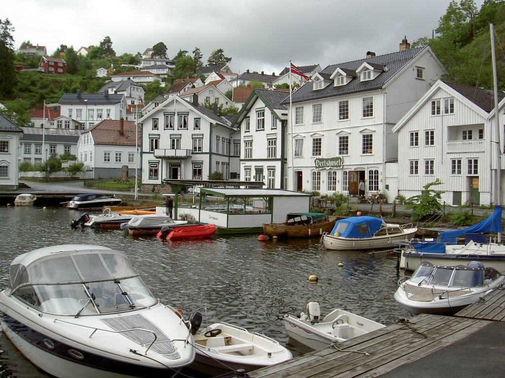 Tvedestrand, Holzhuser am Hafen (24.06.2013)