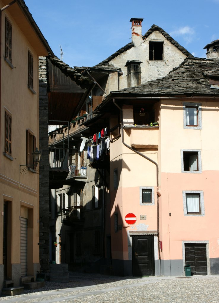 Typisch in Domodossola: Von einem grsseren Platz zweigen kleine Strsschen ab.
(31.03.2010)