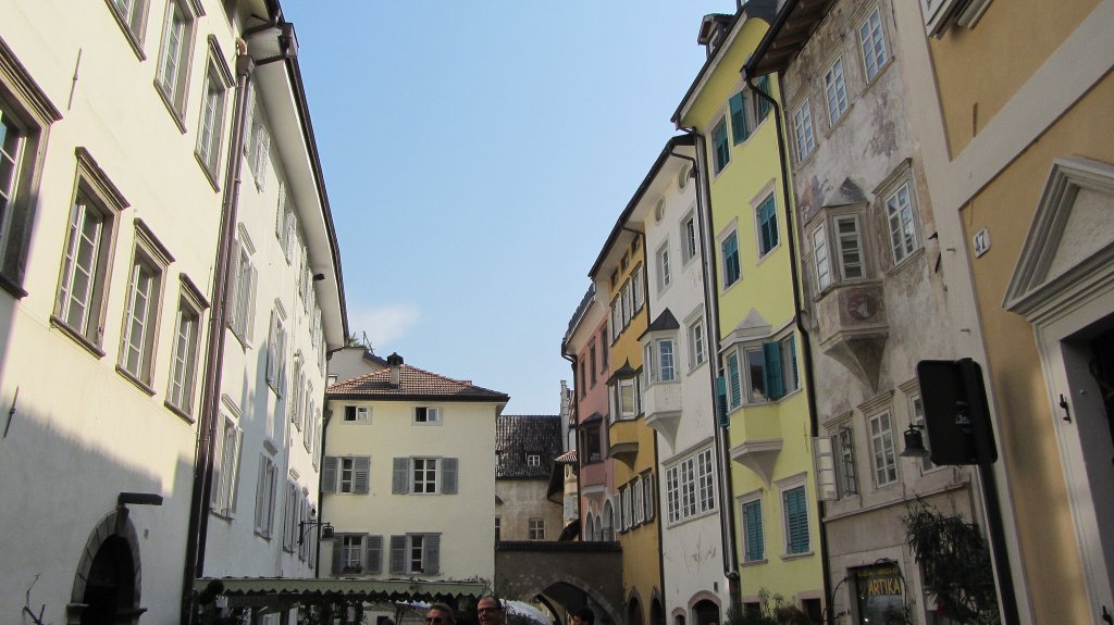 Typische Huserfassaden in Bolzano/Bozen am 24.3.2012.