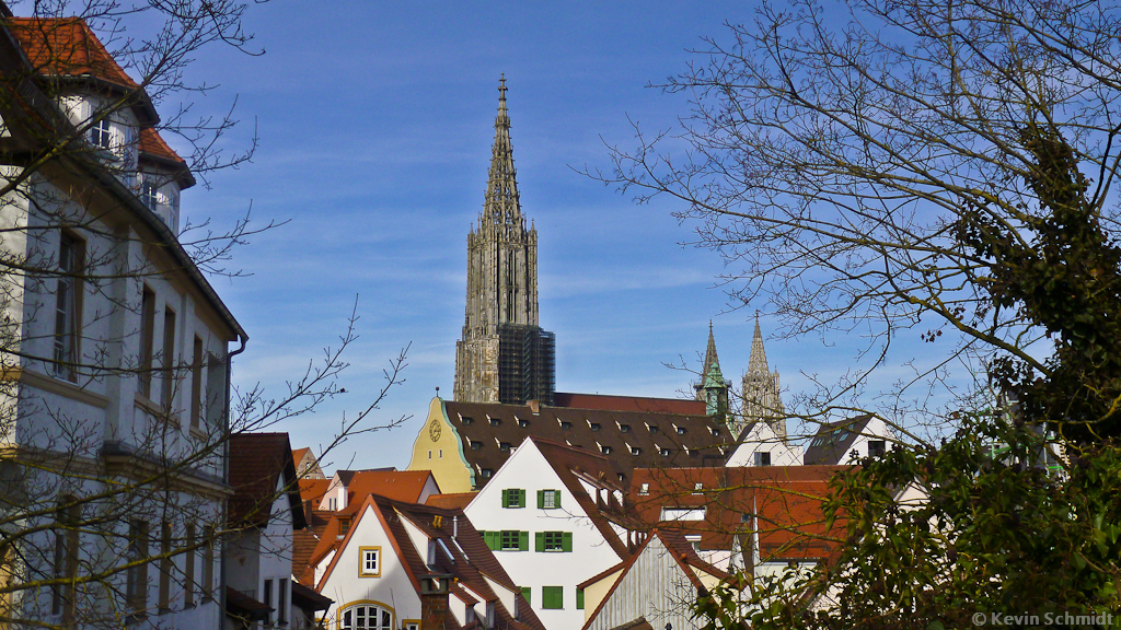 Über die Dächer der Altstadt hinweg ist der gewaltige Westturm des <a href= http://www.ulmer-muenster.de/ >Ulmer Münsters</a> zu sehen. (16.03.2013)