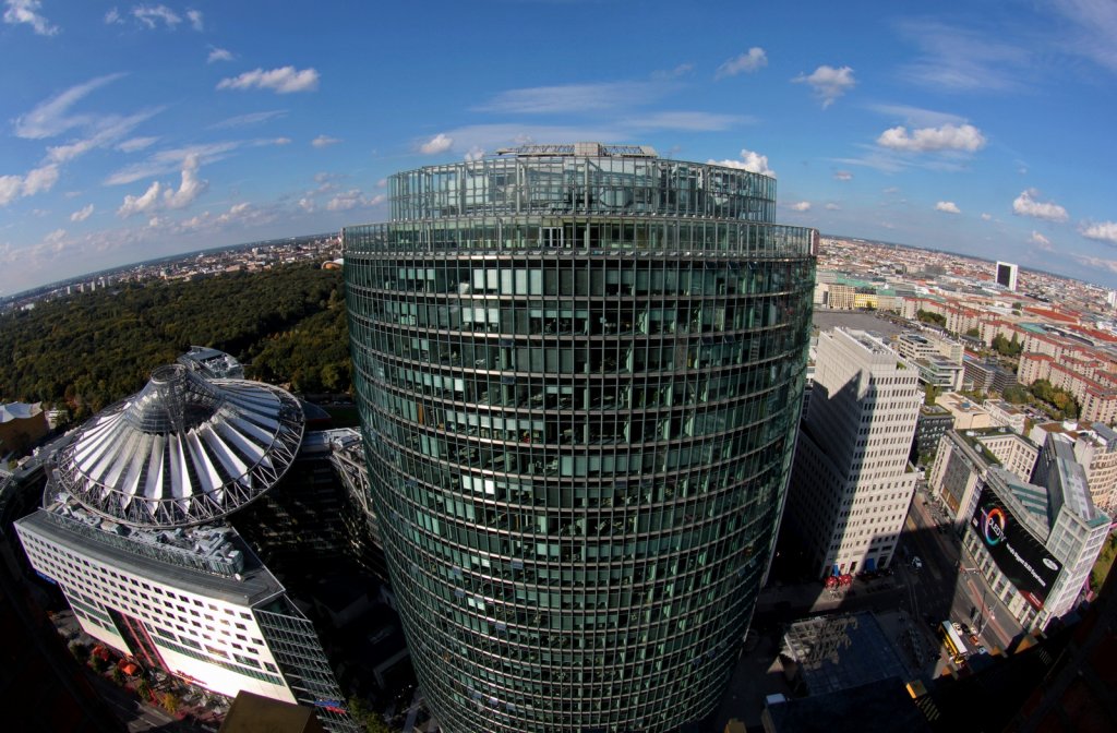 ber den Dchern von Berlin. Aufgenommen am 28.09.2012 von der Aussichtsplattform des Kolkhoff-Towers am Potsdamer Platz. Im Verdergrund der DB-Tower und links das Sony-Center.