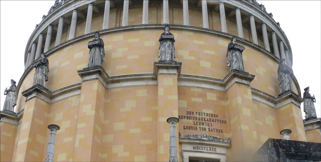 ber dem Eingang der Befreiungshalle Kelheim steht: DEN TEUTSCHEN BEFREIUNGSKAEMPFERN LUDWIG I KOENIG VON BAYERN MDCCCLXIII (=1863); 
