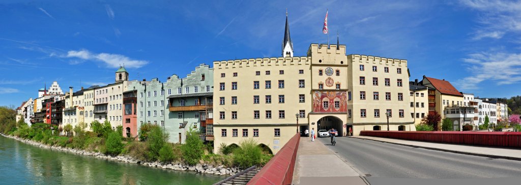 ber die Innbrcke durch`s Brucktor in die Innenstadt von Wasserburg am Inn. Am Innufer die typischen Oberbayrischen Hausbauten - 27.04.2012