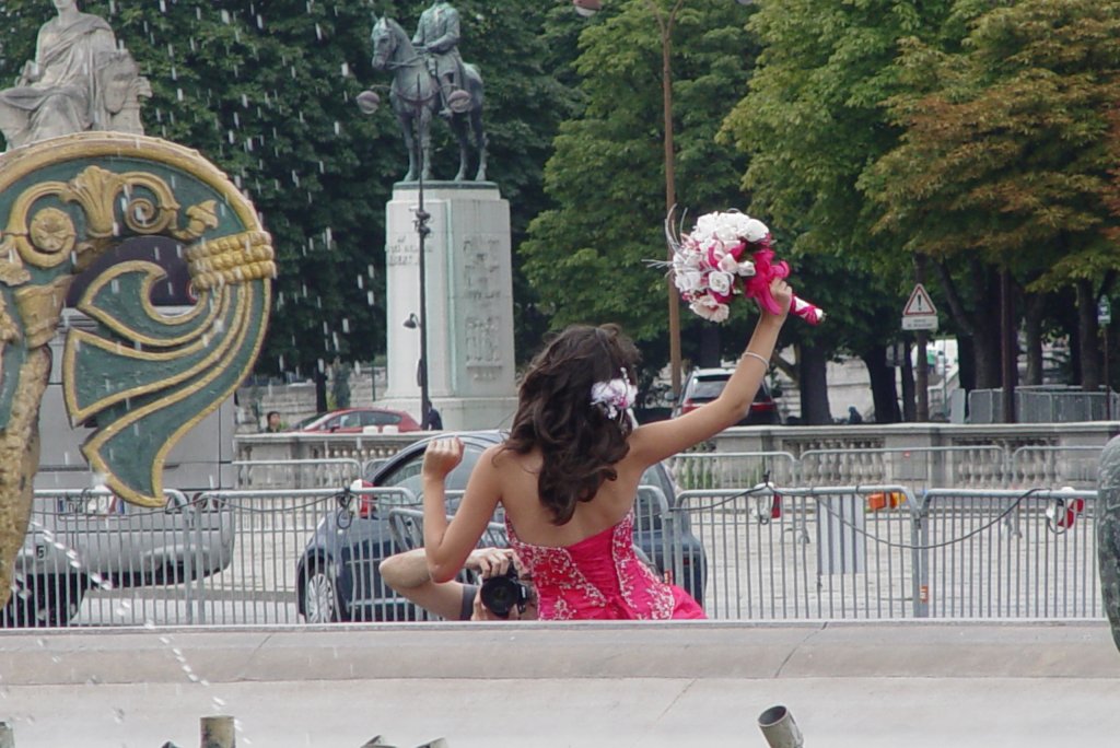 berglcklich hlt am 19.07.2009 diese junge Braut ihren Brautstrau auf der Place de la Concorde in die Hhe