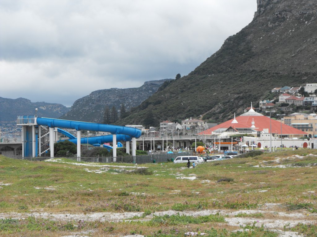 Uebersicht ueber die ausgedehnte Strand-Badeanlage in Muizenberg.  20.11.2010
