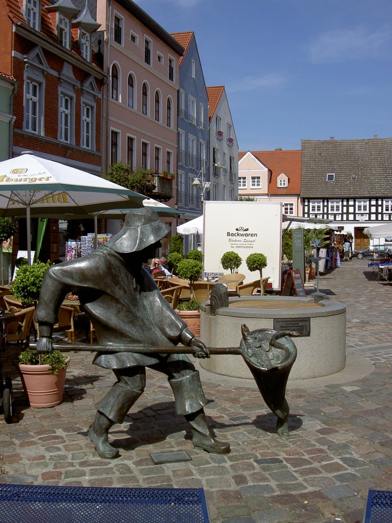 Ueckermnde, Fischerdenkmal am Marktplatz (23.05.2012)