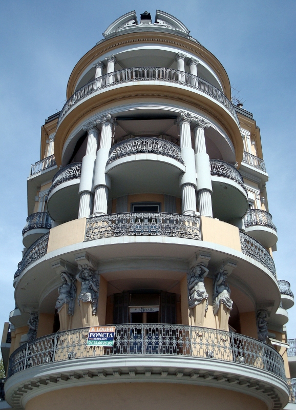 ppige Grnderzeit-Archtektur am Boulevard Carnot, der vom Zentrum in Cannes hinauf in die Berge fhrt. 12.4.2010