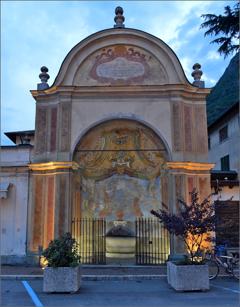 <U>Kleinod gegenber dem Westportal der Basilika Madonna di Tirano.</U> 

Im Juli 2013.