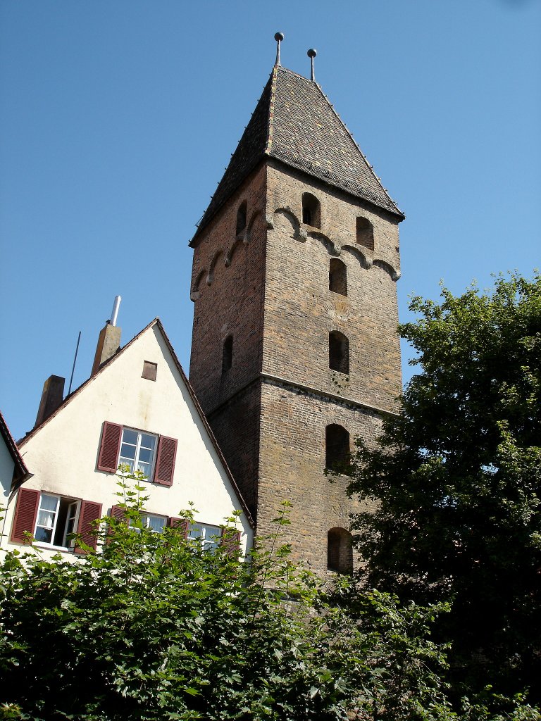 Ulm, der Metzgerturm, 36m hoch, 1345 als sdliches Stadttor der Stadtbefestigung erbaut, Juni 2005