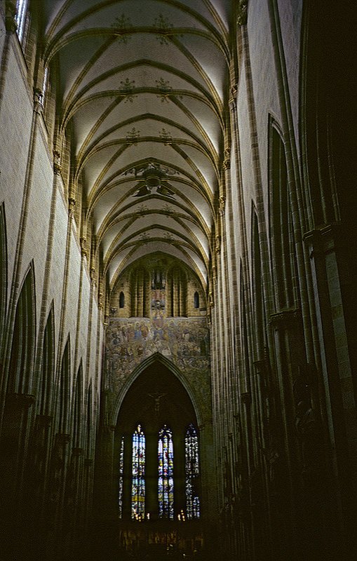 Ulm, Mnster. Mittelschiff nach Osten und Chor, sptgotisch. Aufnahme von Aug. 1997, HQ-Scan ab schwierigem Dia: dunkel und unscharf. Exorbitanter Nachbearbeitungsaufwand in Zusammenarbeit mit Beteiligten des Forums --> siehe http://209759.homepagemodules.de