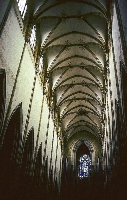 Ulm, Mnster. Mittelschiff nach Westen. Wandaufbau nach deutscher Art mit Arkaden und Obergaden, aber ohne Triforium. Sptgotisch. Aufnahme von Aug. 1997, HQ-Scan ab Dia. 