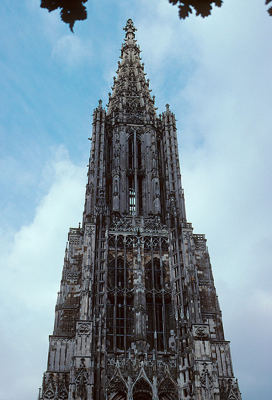 Ulm, Mnster, obere Stockwerke des Westturms mit durchbrochenem Helm. Mit 161.53 m hchster Kirchturm der Welt, 1890 vollendet. Aufnahme von Aug. 2002, HQ-Scan ab Dia.
