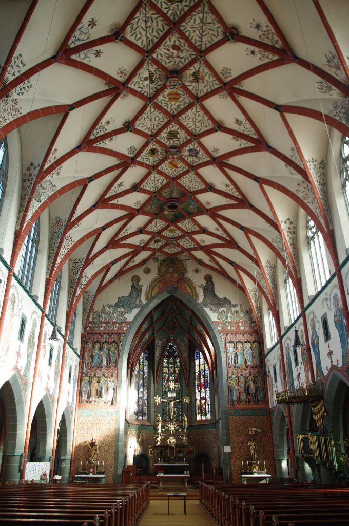 Ulm, St. Georg Kirche, Mittelschiff mit gotischem Flgelaltar (04.02.2012)