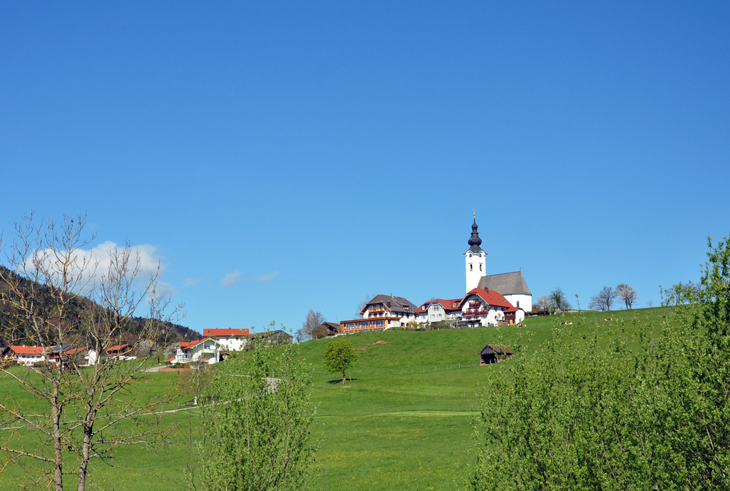 Ulrichshgl Obb. mit Kirche bei Ainring - 25.04.2012