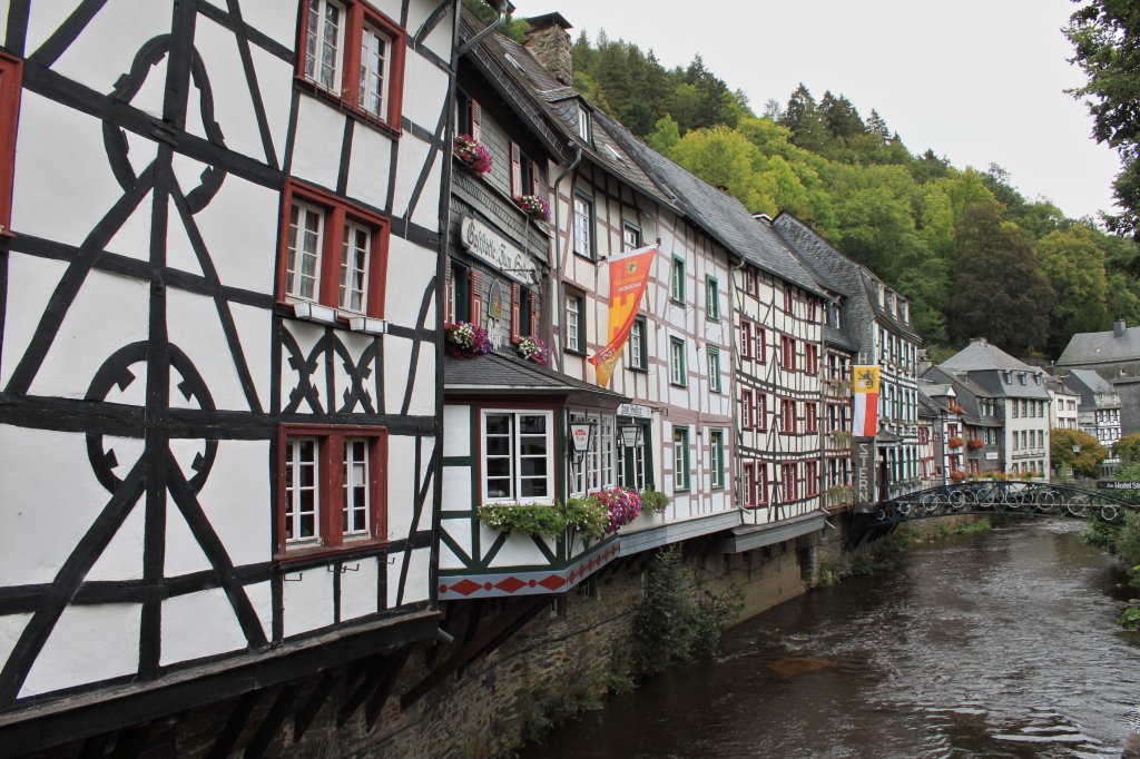 Um Bauplatz im engen Tal der Rur (ohne H) zu sparen, wurden in Monschau die Wohnhuser teilweise ber das Flussbett gebaut. (07.09.2011)