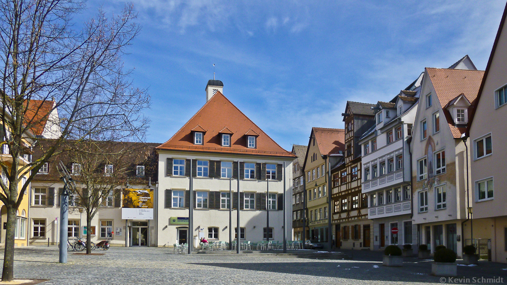 Um den Ulmer Marktplatz herum kann man teilweise noch historische Architektur bestaunen. (16.03.2013)