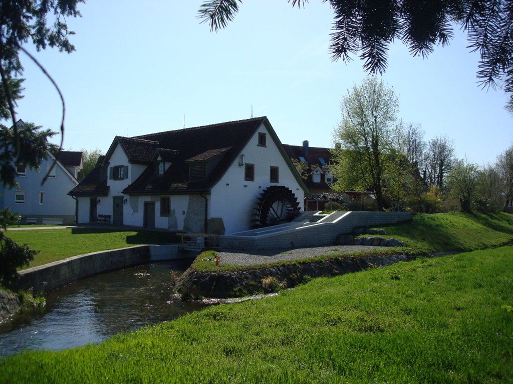 Umkirch bei Freiburg,
die Mhle wurde 2008-2009 restauriert und erzeugt jetzt mittels 
Wasserkraft elekt.Strom, Mhlraddurchmesser 5,20m,
April 2010