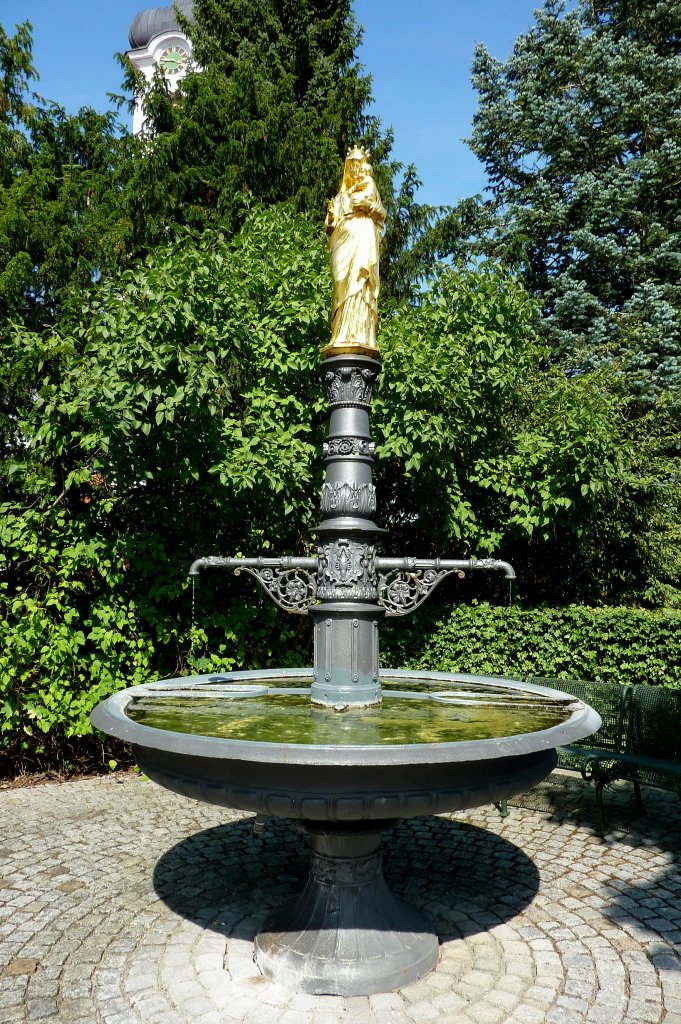 Ummendorf, der Brunnen mit der Marienstatue steht an der Johanniskirche, Aug.2012 