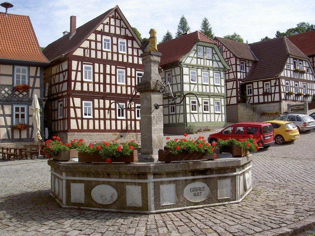 Ummerstadt, Marktplatz mit Marktbrunnen von 1687 (10.06.2012)