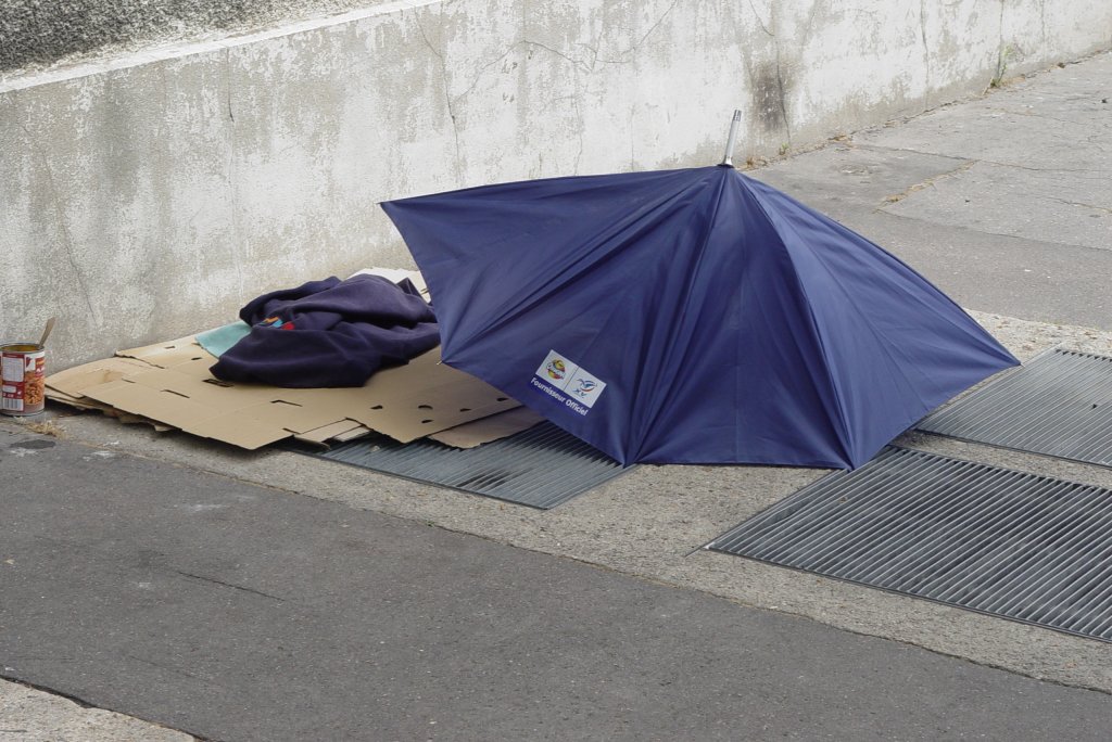 Und dieser Clochard hat seine nchtliche Ruhesttte ber einem Abluftschacht der Metro bereits verlassen (15.07.2009)