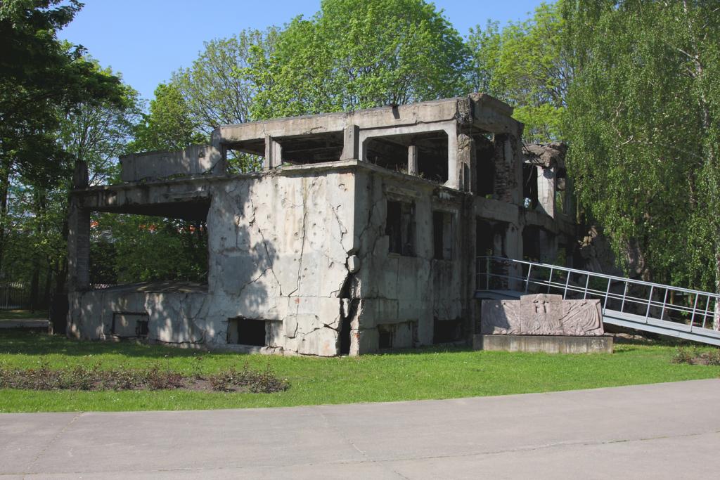 Unmittelbar in Nhe des heutigen Denkmal Westerplatte hat man einen im
zweiten Weltkrieg zerschossenen Hochbau stehen lassen. Er soll als Mahnmal
an die Greuel des Krieges erinnern.
Aufnahme am 22.5.2012.
